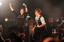 左から増子直純（Vo）、上原子友康（G）。