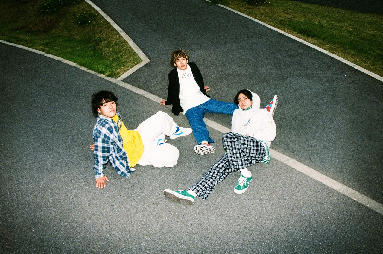 千葉発3人組バンド・バイリンジボーイが新作「かそくのきせつに」リリース