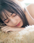 小坂菜緒1st写真集「君は誰?」通常版裏表紙(撮影:藤原宏)