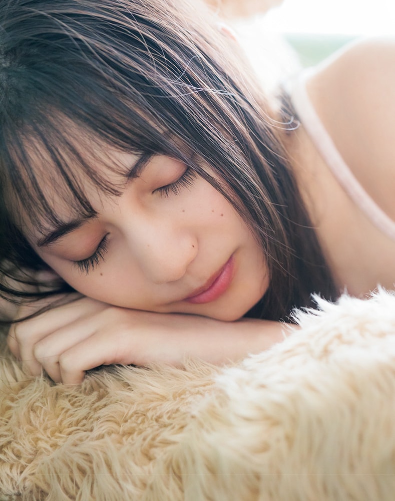 小坂菜緒1st写真集「君は誰?」通常版裏表紙(撮影:藤原宏)