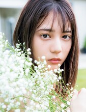 小坂菜緒1st写真集「君は誰？」楽天ブックス限定版裏表紙（撮影：藤原宏）