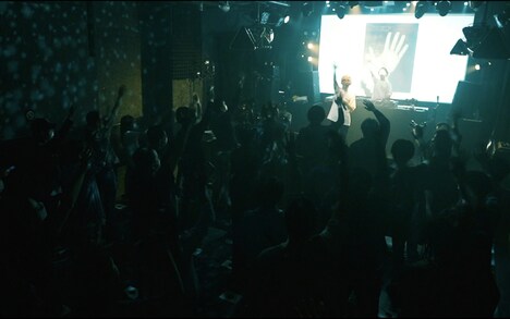 「TENO HIRA」パフォーマンス時の様子。