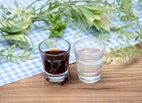 左からヤバTea パーリナイショット（エスプレッソティー）330円、ヤバT パーリナイショット（レモンドリンク）330円。