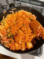 オムライスに使うケチャップライス作ってる時。味は美味しかったよ。笑（写真提供：RIKU）