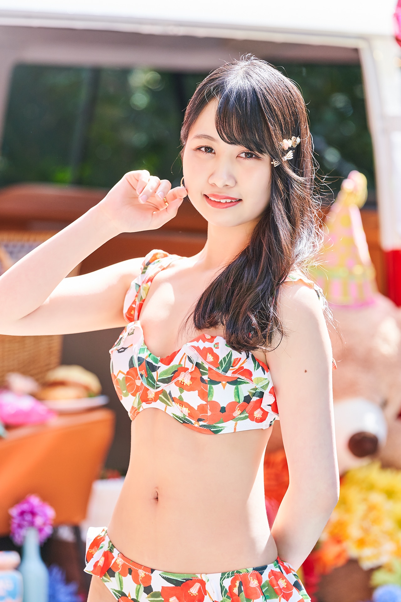 髪の毛を降ろして大人ぶっている中村朱里。