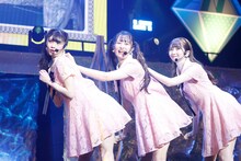 「≠ME 1stコンサート ～初めまして、≠MEです。～」の様子。(c)YOANI/KING RECORDS