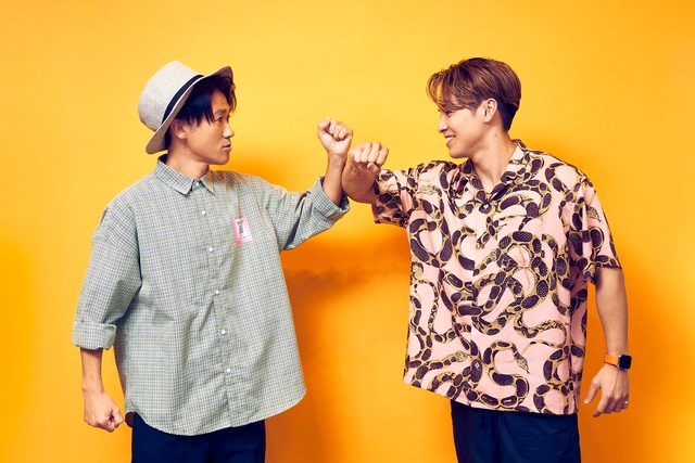 挨拶するナオト・インティライミさんとRIKUさん。