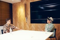 和気あいあいと話すRIKUさんとナオト・インティライミさん。