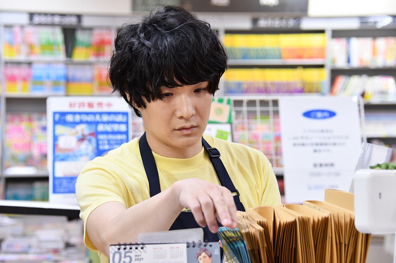 石崎ひゅーい演じる謎の男・日向石雄。
