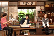 左から柴田英嗣（アンタッチャブル）、二宮和也（嵐）、山田涼介（Hey! Say! JUMP）。(c)フジテレビ