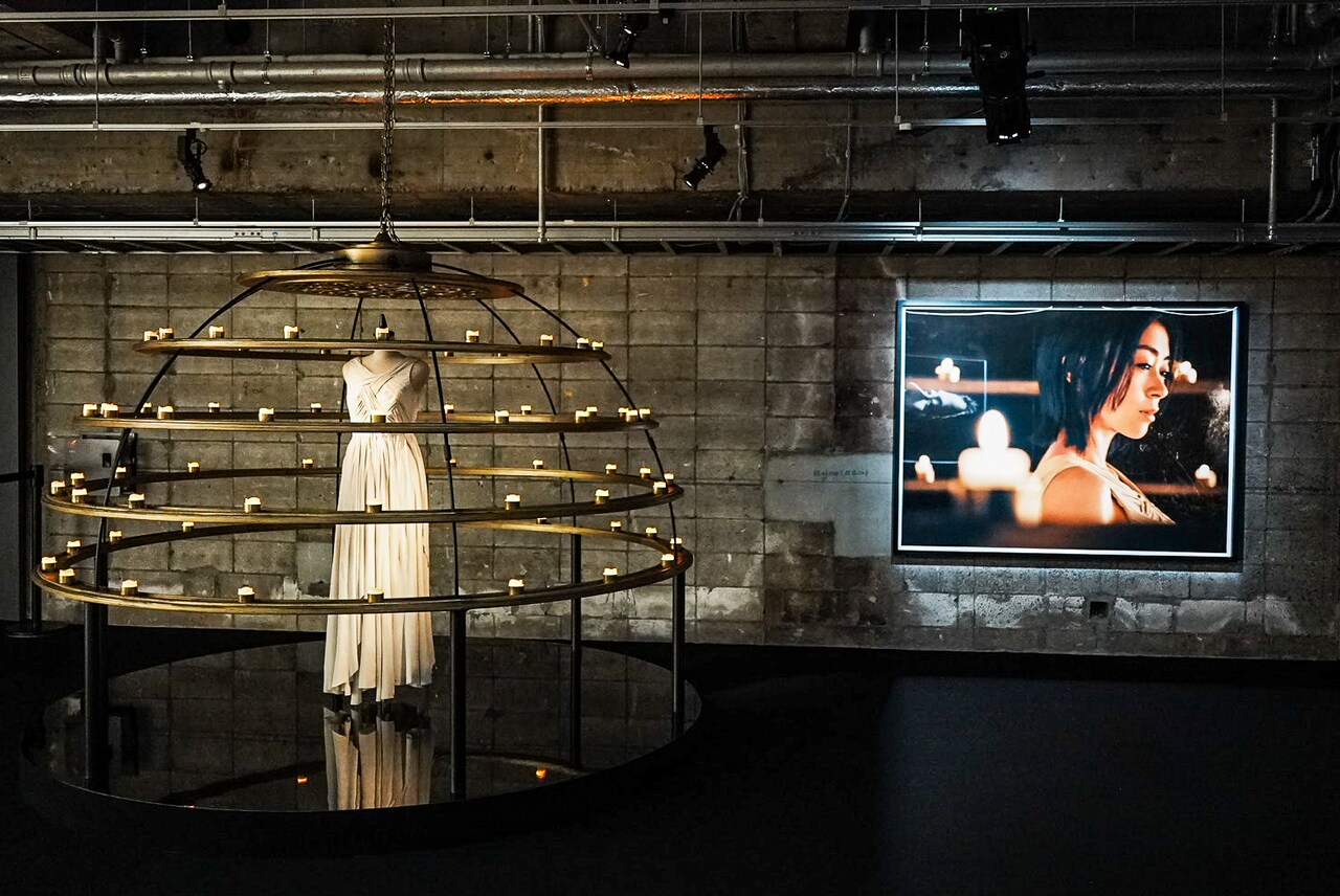 宇多田ヒカル『PINK BLOOD』EXHIBITION」白ドレス衣装と写真パネル