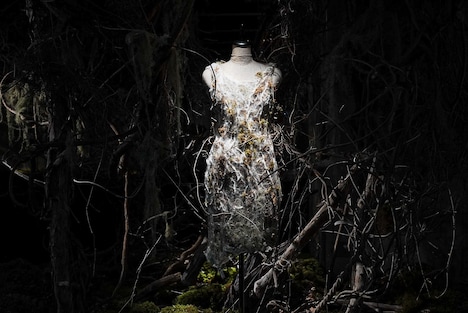 「宇多田ヒカル『PINK BLOOD』EXHIBITION」植物の衣装。