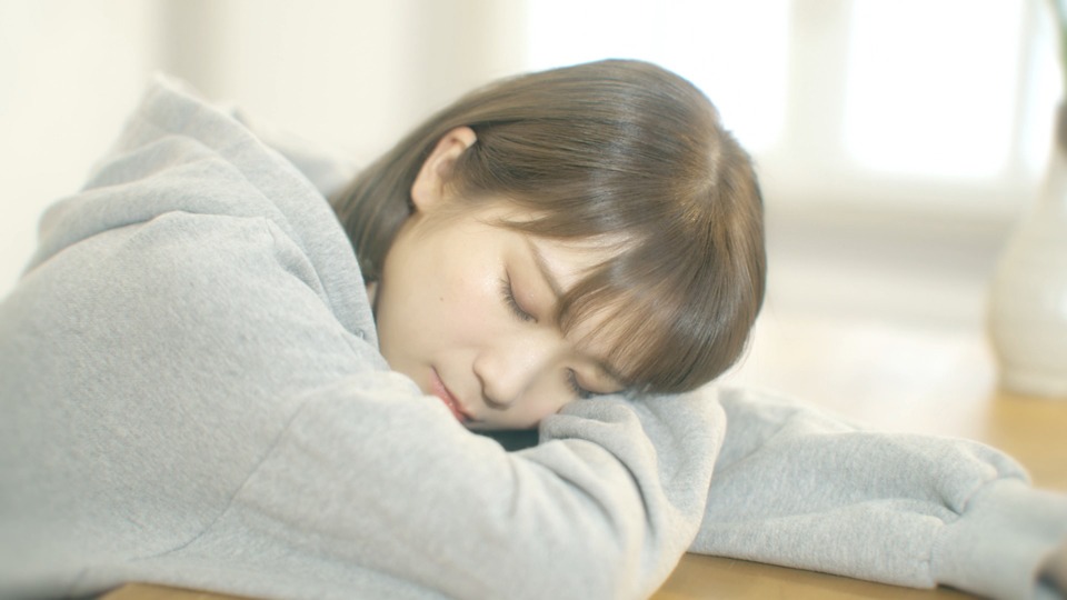 乃木坂46「ごめんねFingers crossed」秋元真夏個人PVより。