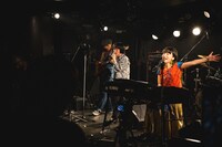 フラワーカンパニーズとヒグチアイ。（撮影：鈴木洋平）