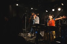 フラワーカンパニーズとヒグチアイ。（撮影：鈴木洋平）