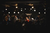 フラワーカンパニーズとヒグチアイ。（撮影：鈴木洋平）