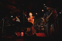 フラワーカンパニーズとヒグチアイ。（撮影：鈴木洋平）