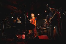 フラワーカンパニーズとヒグチアイ。（撮影：鈴木洋平）