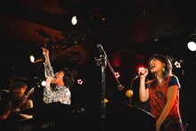 フラワーカンパニーズとヒグチアイ。（撮影：鈴木洋平）