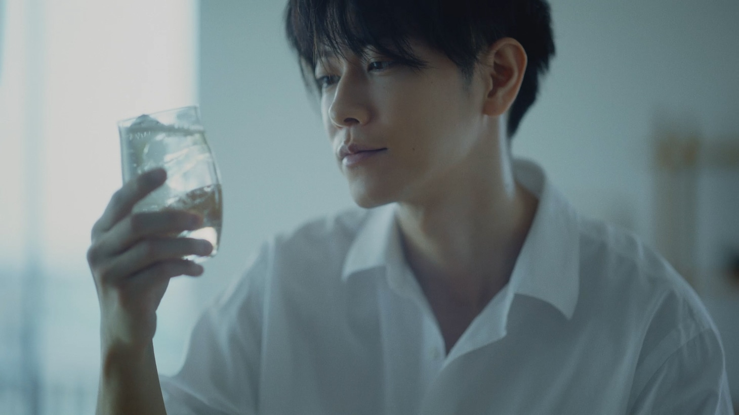 サントリーウイスキー「知多」のWeb動画「ベランダの風」編より。