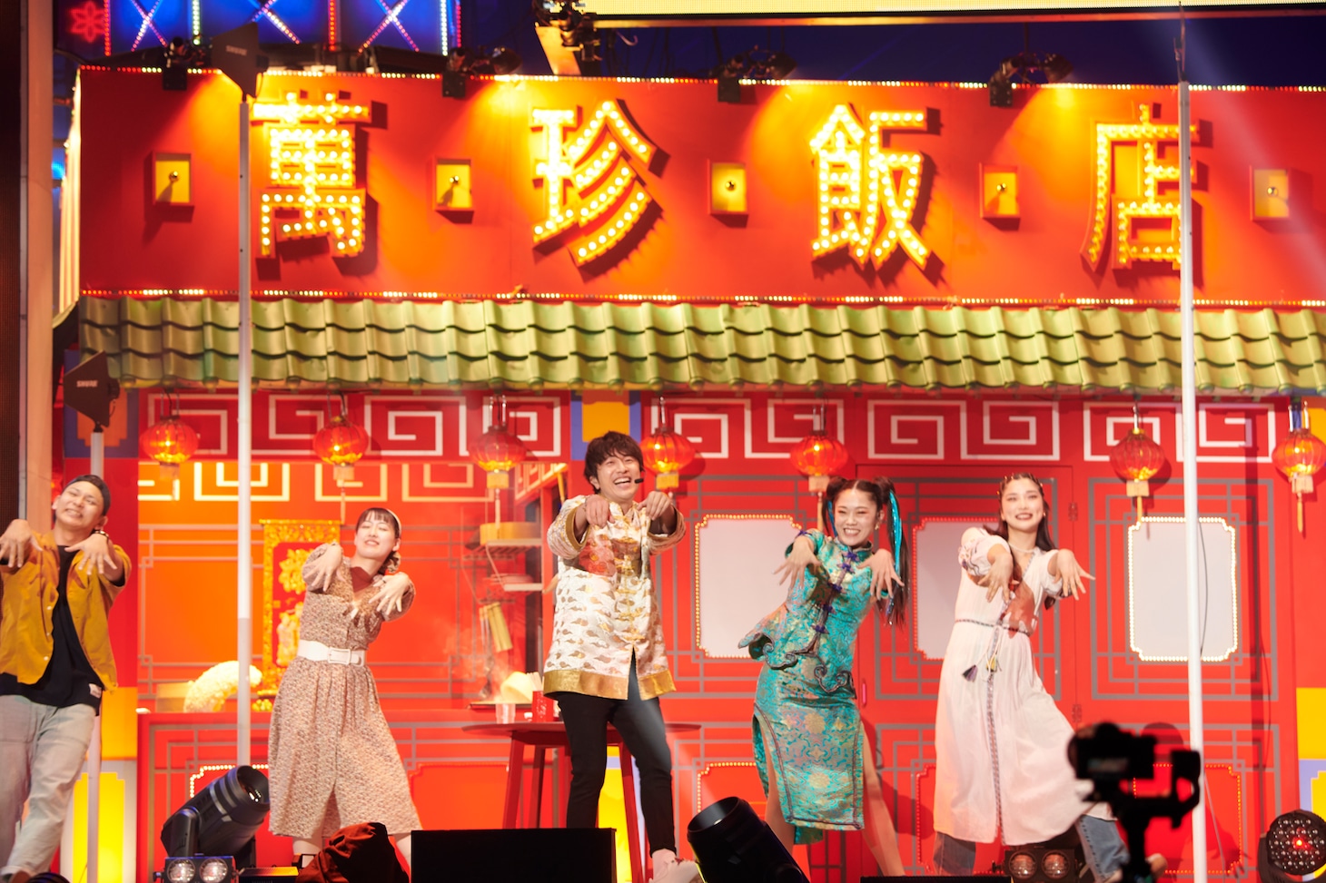 「チャイナタウン」を披露する北川悠仁（中央）。