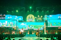 「GreenGreen」を歌うゆず。