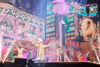 「イマサラ」を披露するゆず。