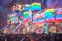 「公私混同」を歌うゆず。