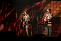 「ALWAYS」を歌うゆず。