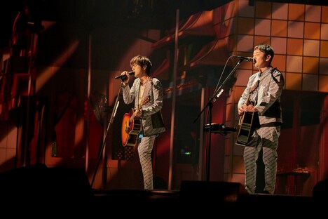 「ALWAYS」を歌うゆず。