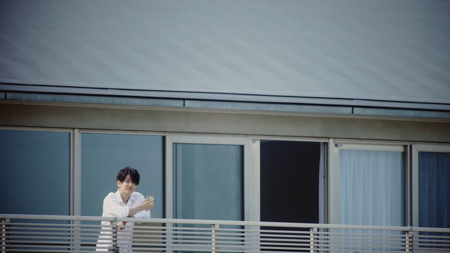 サントリーウイスキー「知多」のWeb動画「ベランダの風」編より。