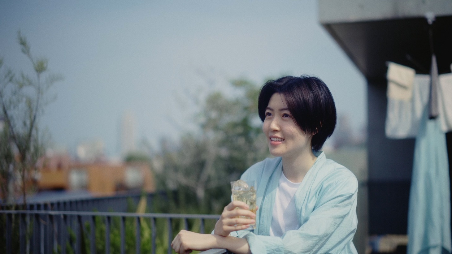 サントリーウイスキー「知多」のWeb動画「ベランダの風」編より。