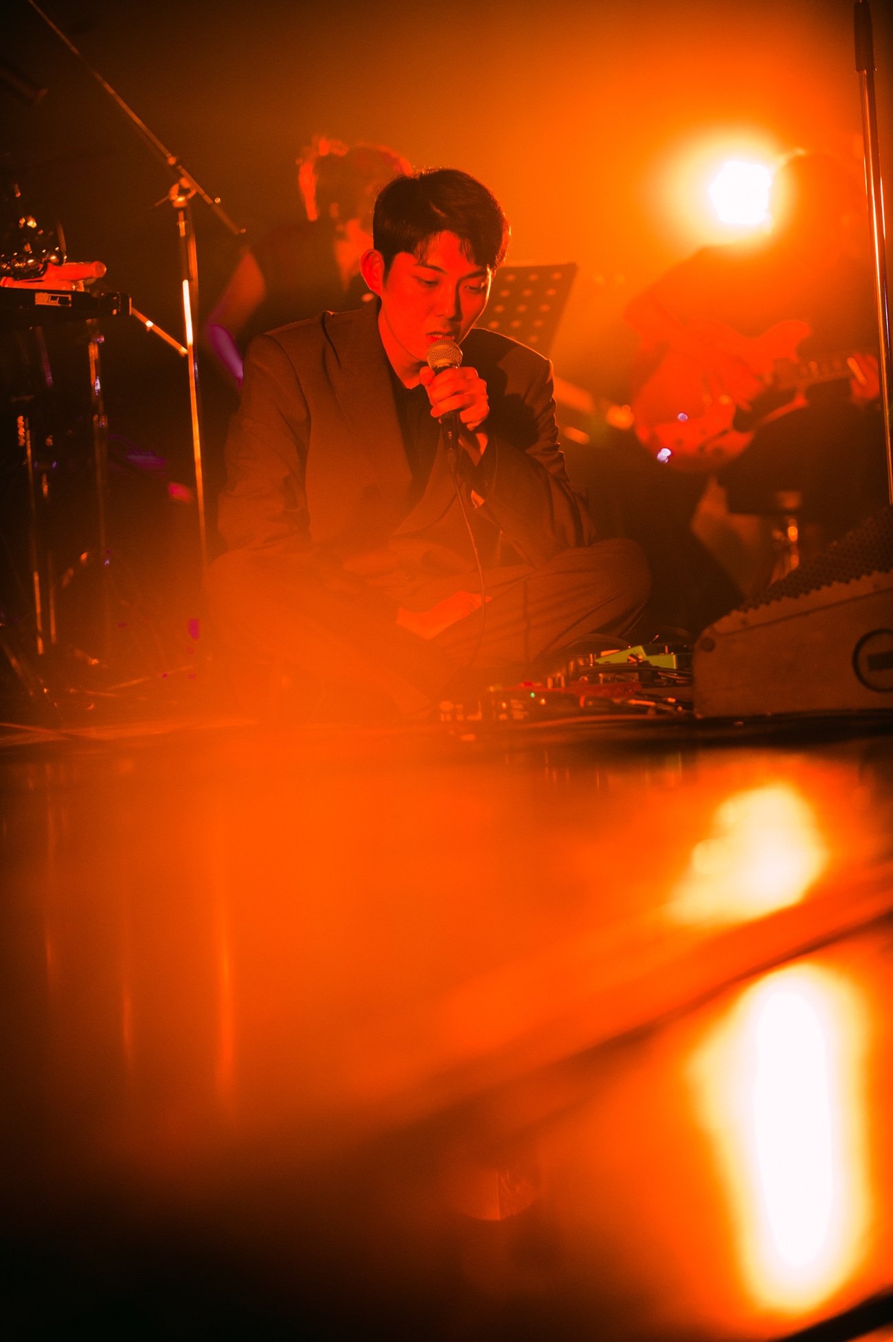 折坂悠太がカレー作りとともにライブを届け最後に実食、1年半ぶり単独