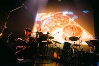 「折坂悠太単独公演2021＜＜＜うつつ＞＞＞」より。（Photo by yukitaka amemiya）