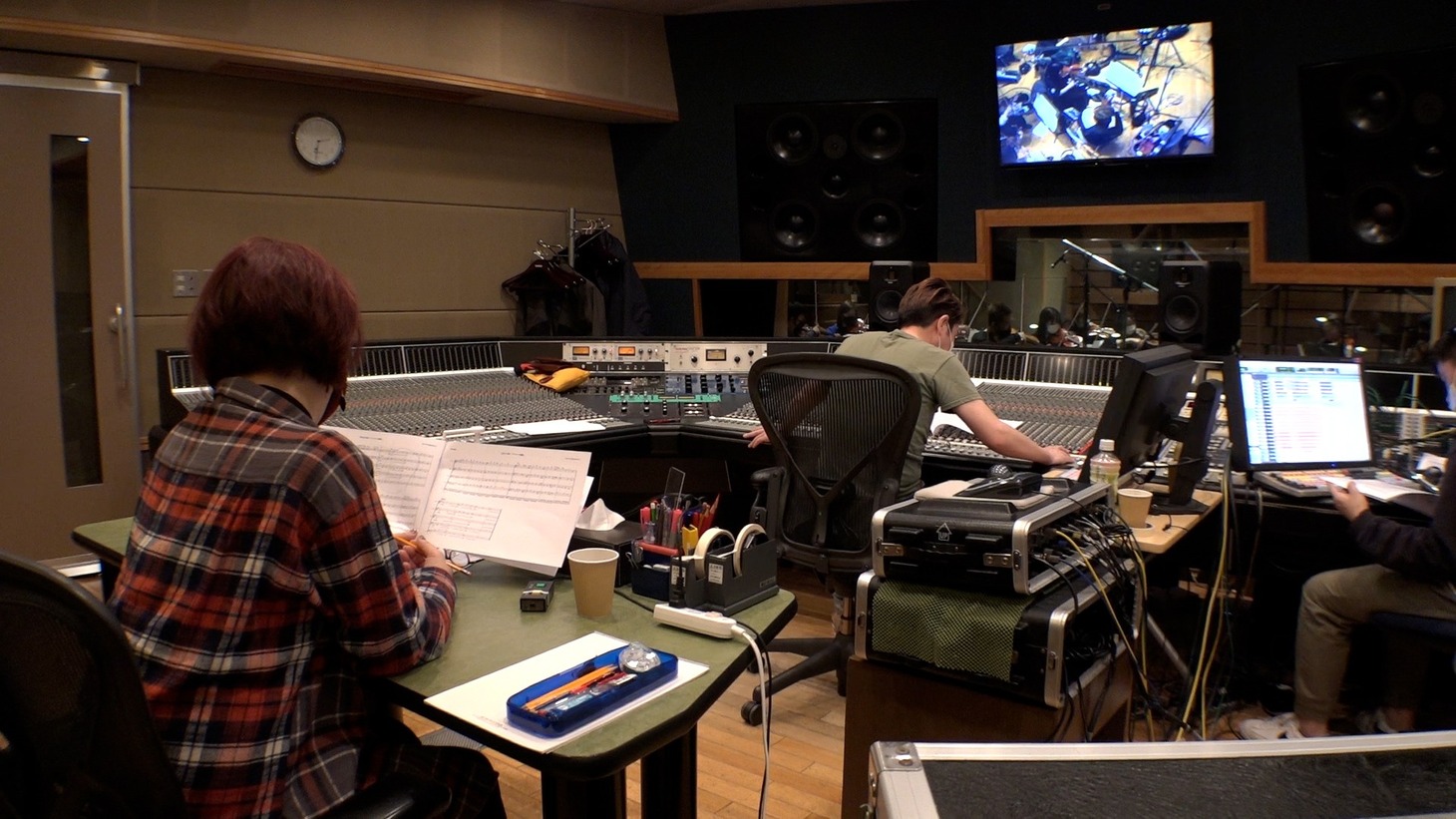 梶浦由記のレコーディング風景。 (c)関西テレビ