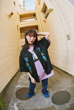 「Ado × 9090 Blue Rose Shirts」着用イメージ