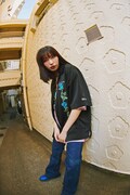 「Ado × 9090 Blue Rose Shirts」着用イメージ