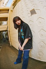 「Ado × 9090 Blue Rose Shirts」着用イメージ