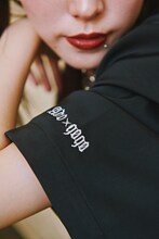 「Ado × 9090 Blue Rose Shirts」着用イメージ