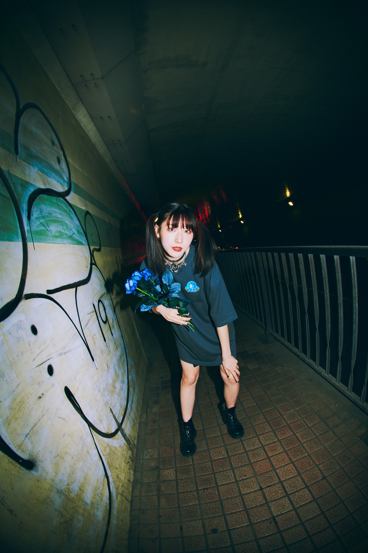 「Ado × 9090 Pretty Girl Tee -Blue Rose-」着用イメージ