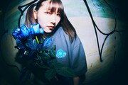 「Ado × 9090 Pretty Girl Tee -Blue Rose-」着用イメージ