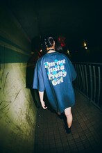 「Ado × 9090 Pretty Girl Tee -Blue Rose-」着用イメージ