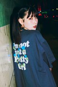 「Ado × 9090 Pretty Girl Tee -Blue Rose-」着用イメージ