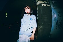 「Ado × 9090 Pretty Girl Tee -Blue Rose-」着用イメージ