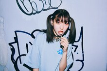 「Ado × 9090 Pretty Girl Tee -Blue Rose-」着用イメージ