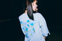 「Ado × 9090 Pretty Girl Tee -Blue Rose-」着用イメージ