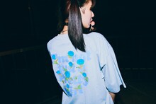 「Ado × 9090 Pretty Girl Tee -Blue Rose-」着用イメージ