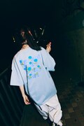 「Ado × 9090 Pretty Girl Tee -Blue Rose-」着用イメージ