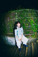 「Ado × 9090 Blue Rose Shirts」着用イメージ