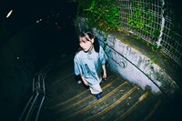 「Ado × 9090 Blue Rose Shirts」着用イメージ